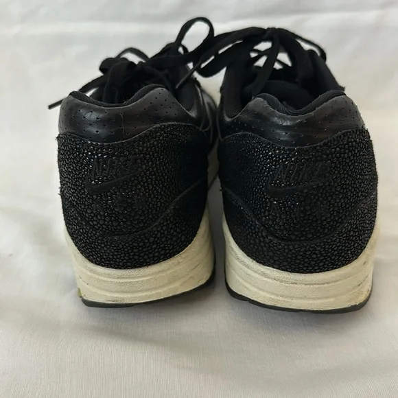 Men’s Black Nike Sneakers - Picture 3 of 4